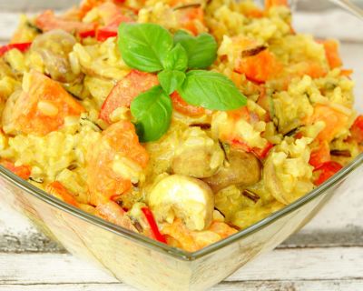 EXOTISCHER CURRY-REISSALAT MIT PAPAYA