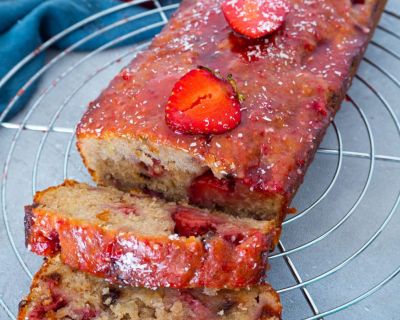 Veganes Bananenbrot mit Erdbeeren und Glasur