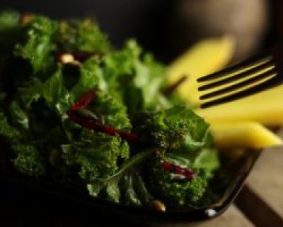 Knackiger Grünkohlsalat mit Mangostückchen