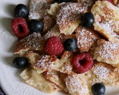 Dinkel-Buttermilch-Schmarrn mit frischen Beeren