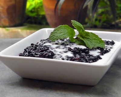 Indonesisches Dessert – Schwarzer Klebreis Pudding