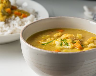 Indischer gelber Mungbohnen Dal mit Blumenkohl