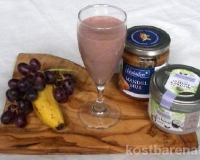 Nahrhafter Frühstücksdrink mit dem Kraut der Unsterblichkeit