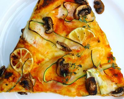 Champignon-Zitronenfladen mit Zucchinihobeln und Tomatenöl