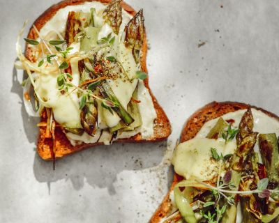Gebratener Spargel auf Toast mit Cashew Cream und veganer Sauce Hollandaise
