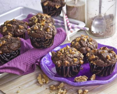 Frisch gebackene Kakao-Walnuss-Muffins