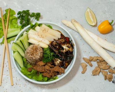 Koreanische Schwarze Bohnenpaste mit Spargel und Reis