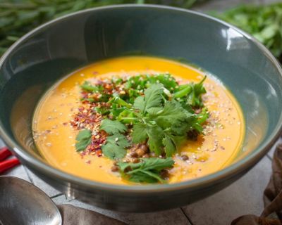 Vegane Süßkartoffelsuppe-Kokossuppe mit Linsen