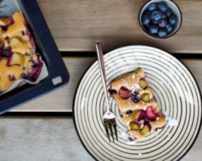 Veganer Kuchen mit Rhabarber & Heidelbeeren