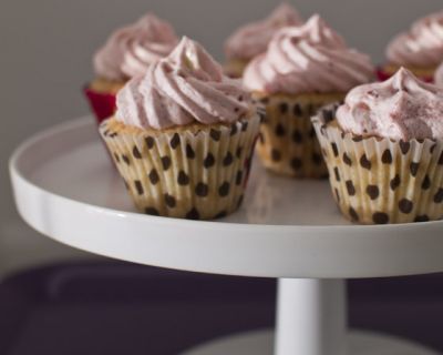 Holundercupcakes mit Himbeerhaube (vegan, laktosefrei)