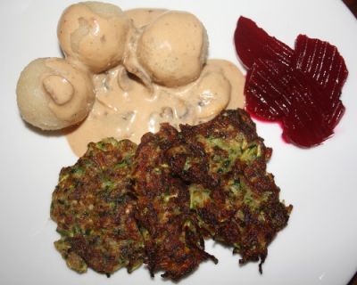Zucchinibuletten mit Champignon-rahmsauce