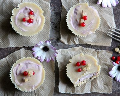 Rohe Johannisbeer-Cashewtörtchen mit weißer Schokolade