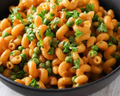 Schnelle vegane One Pot Pasta mit Erbsen