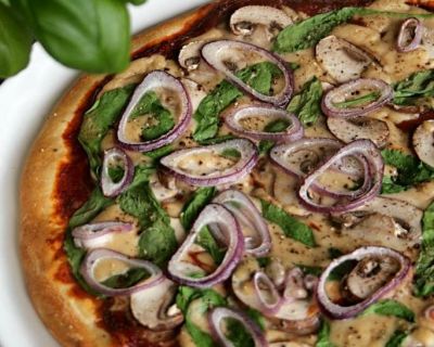 Pizza mit meinem allerliebsten, veganen Pizzakäse