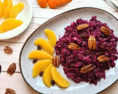 Rotkohl-Salat mit Pekannüssen und Orangenfilets