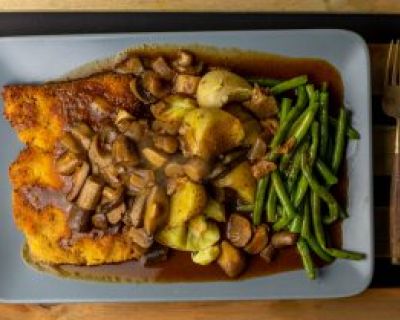 Pilz-Maronen-Ragout auf Schnitzel, Pellkartoffeln und Bohnen