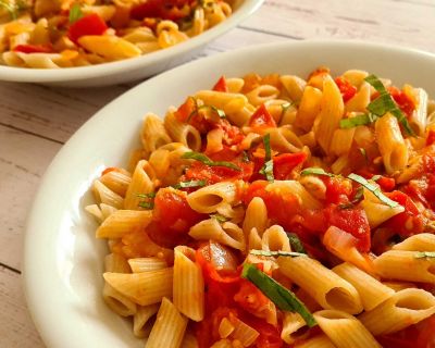 Schnelle Pasta mit frischen Tomaten und Basilikum