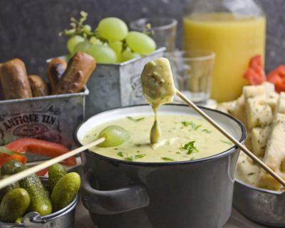 Veganes Käsefondue mit Bier und Bohnen