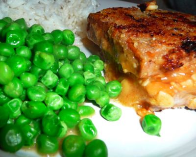 Knuspriger Erdnuss-Creme-Tofu mit Kokosreis und Erbsen