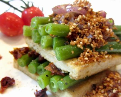 Gegrillter Tofu mit grünen Bohnen