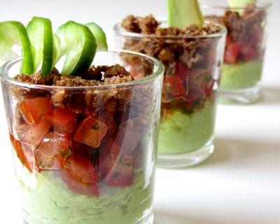 Avocado-Gurkencreme mit Tomtatensalat und Pumpernickel