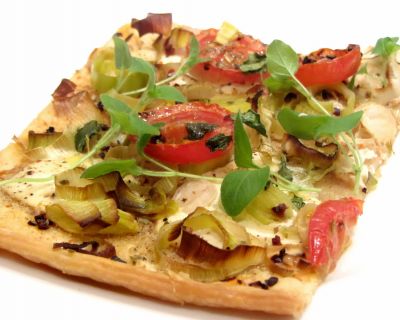 Flammkuchen mit Lauch und Tomaten