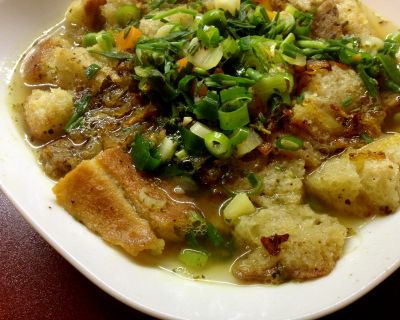 Es kann auch mal Arme-Leute-Essen sein: Herzhafte Brotsuppe