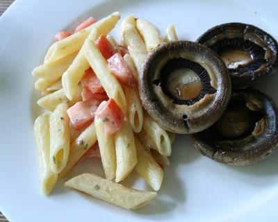 Nudel-Salat mit gebratenen Champignons