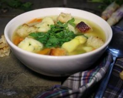 Leichte Frühlingssuppe mit Bärlauch-Grießklößchen