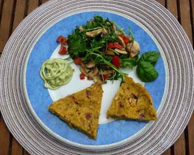 Walnusspolenta mit Rucola-Gemüse und Avocadocreme