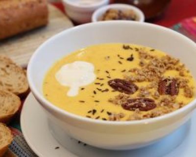 Karotten- und Linsensuppe mit Pekannuss-Hafer-Streuseln