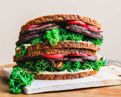 Protein-Sandwich mit Pilz-Bacon und Grünkohl