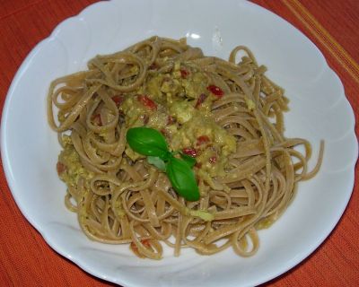 Vollkorn-Linguine mit tomatiger Guacamole