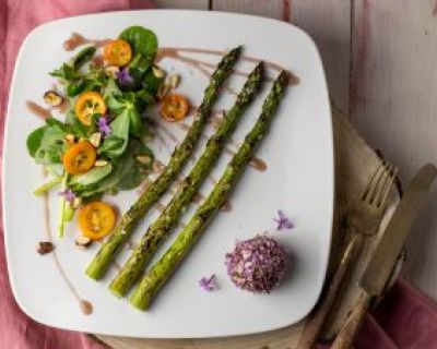 Geflammter grüner Spargel mit Flieder-Frischkäsebällchen an nussigem Portulak-Salat