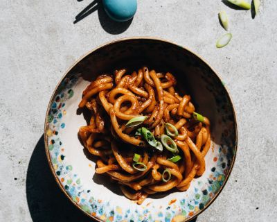 Schnelle Sriracha-Knoblauch-Udon