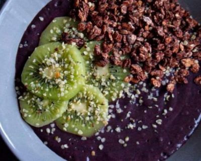 Blaubeer-Smoothie-Bowl mit Knuspermüsli und Kiwi