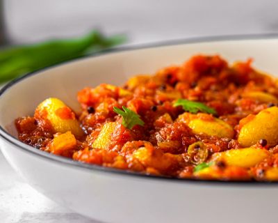 Indisch: Knoblauch in scharfer Tomatensauce