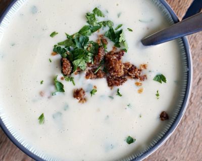 Cremige Kohlrabisuppe mit würzigem Sojahack