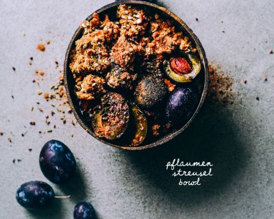 Pflaumen-Streusel Bowl aka spätsommerliches Oatmeal mit Pflaumen und Zimt-Streuseln (no-bake)