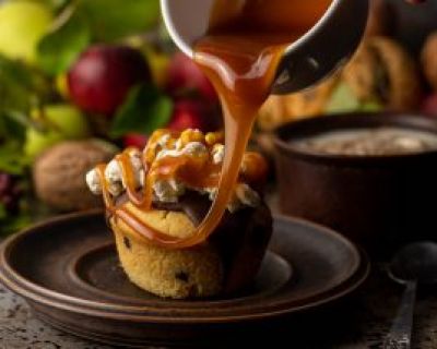 Versunkene Apfelmuffins mit Karamellsauce und Popcorn