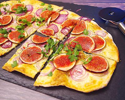 Knuspriger Flammkuchen mit Feigen