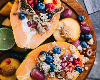 Fruchtig gefüllte Papaya-Schiffchen mit Kokos-Limette Rawnola
