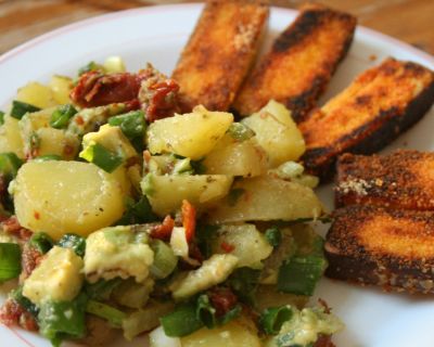 Mediterraner Kartoffelsalat mit Tofustäbchen