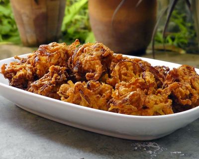 Indische frittierte Zwiebelbällchen