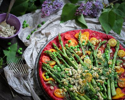 Rote Bete-Polenta-Tarte mit Spargel & Dill