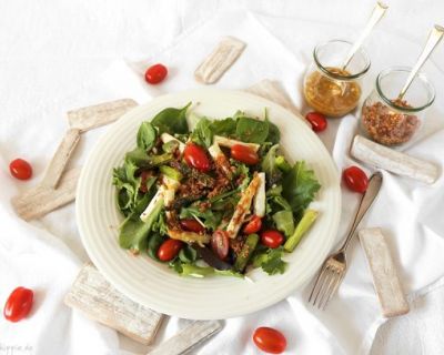 Pflücksalat mit Spargel und knusprigen Bröseln