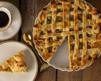 Gedeckter Stachelbeerkuchen mit Holunderblüte