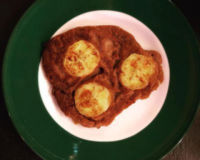 Schoko-Buchweizen-Pancakes mit gebackener Banane