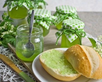 Spritziges Waldmeister-Gelee mit Hugo