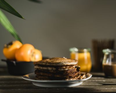 Buchweizenpancakes mit Kaki-Marmelade und Schokomus